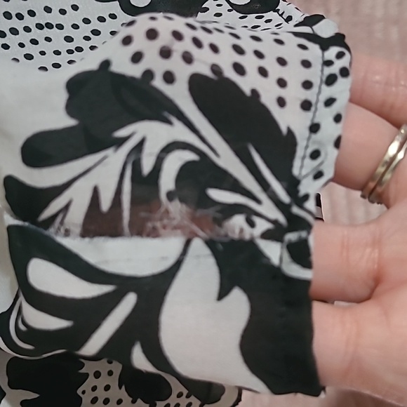 4/$25Worthington Blouse Medium Used  black and white fits a large too - Picture 6 of 6